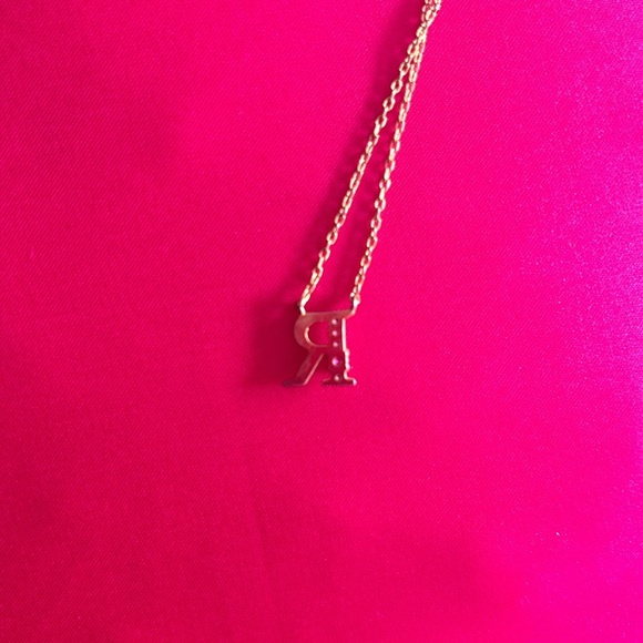 Gold “R” necklace - Picture 5 of 6